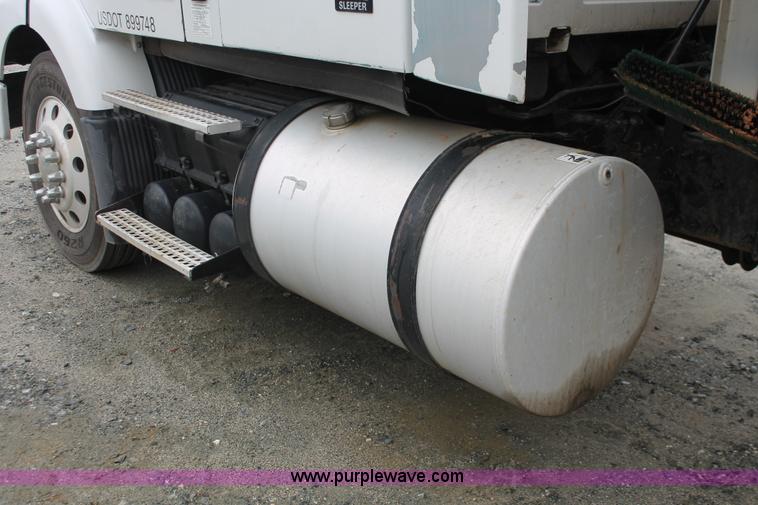 image for item H3576 2002 Volvo VNM420 semi truck