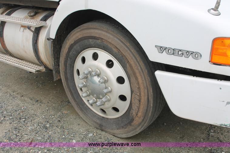 image for item H3576 2002 Volvo VNM420 semi truck