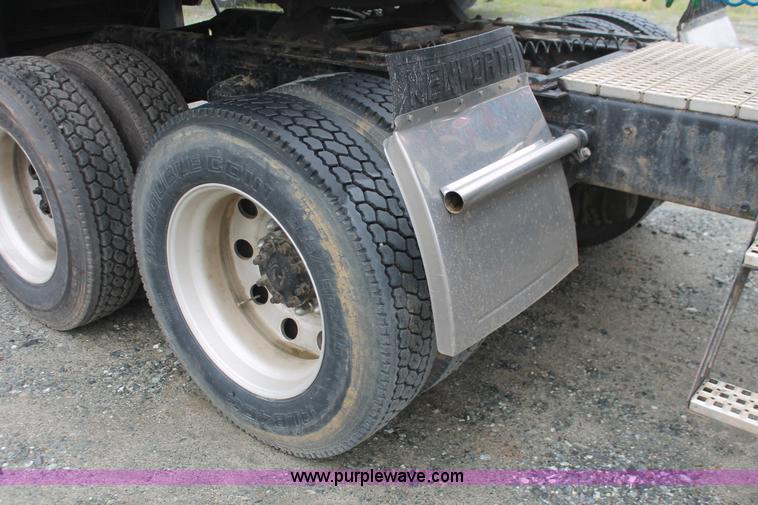 image for item H3576 2002 Volvo VNM420 semi truck