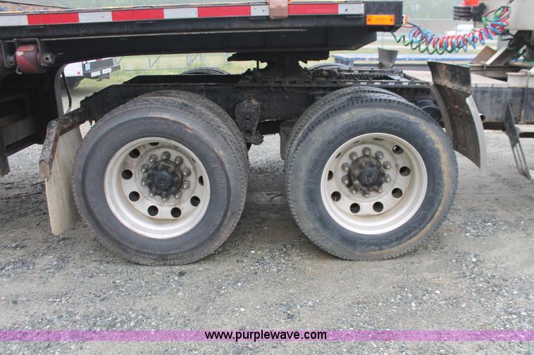 image for item H3576 2002 Volvo VNM420 semi truck