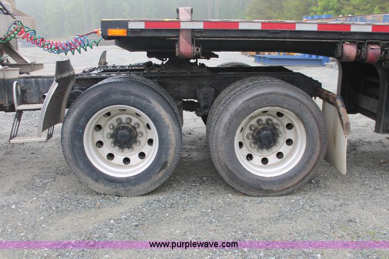 image for item H3576 2002 Volvo VNM420 semi truck