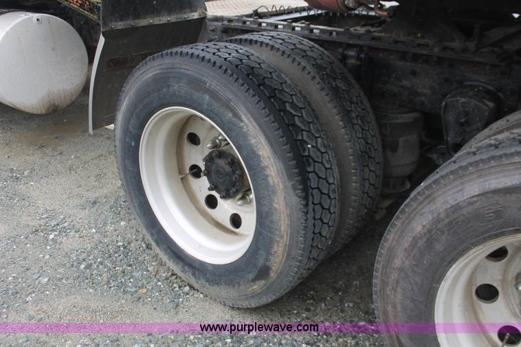 image for item H3576 2002 Volvo VNM420 semi truck