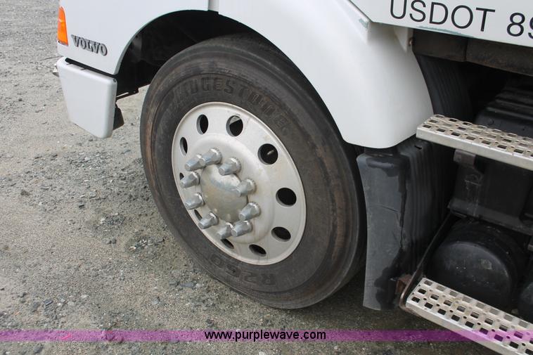 image for item H3576 2002 Volvo VNM420 semi truck