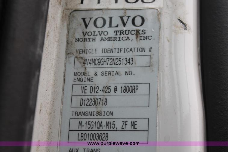 image for item H3576 2002 Volvo VNM420 semi truck