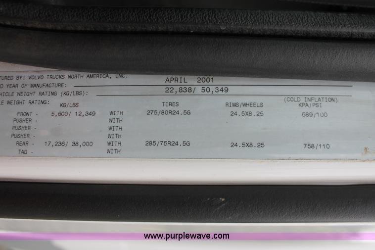 image for item H3576 2002 Volvo VNM420 semi truck