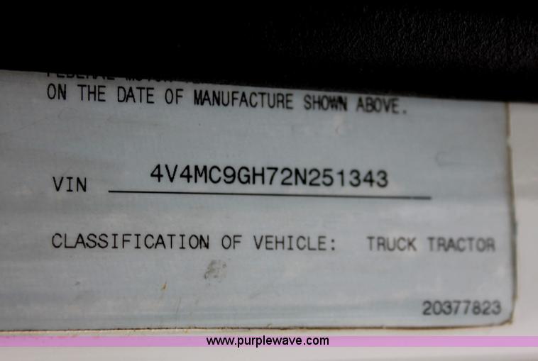 image for item H3576 2002 Volvo VNM420 semi truck