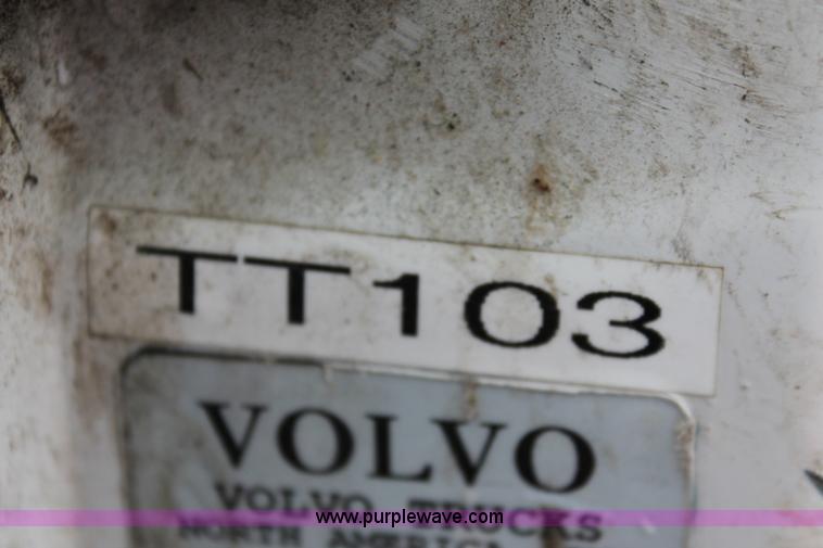 image for item H3576 2002 Volvo VNM420 semi truck