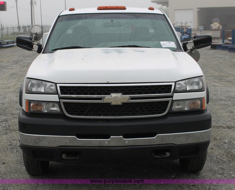 image for item H3577 2007 Chevrolet Silverado 3500 LS utility truck