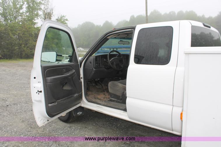 image for item H3577 2007 Chevrolet Silverado 3500 LS utility truck