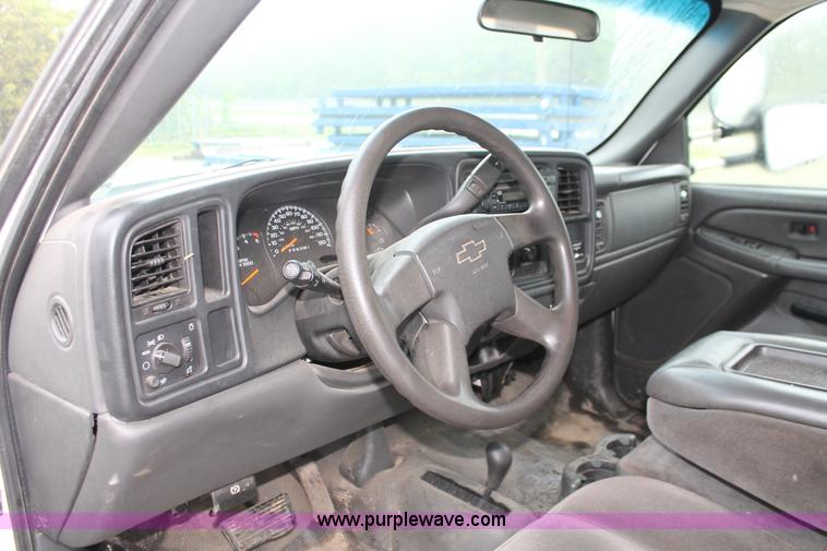 image for item H3577 2007 Chevrolet Silverado 3500 LS utility truck