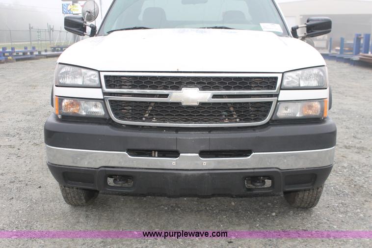 image for item H3577 2007 Chevrolet Silverado 3500 LS utility truck