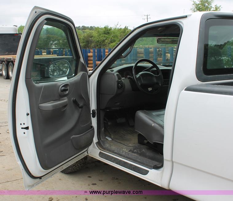 image for item H3578 2002 Ford F150 XL pickup truck