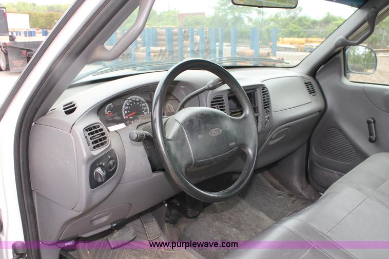 image for item H3578 2002 Ford F150 XL pickup truck