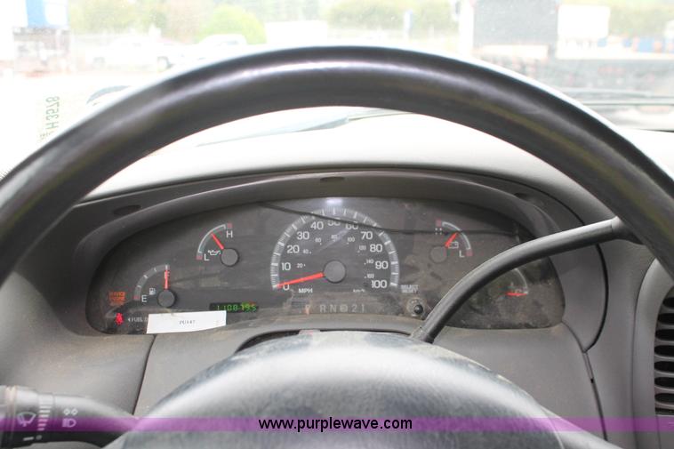 image for item H3578 2002 Ford F150 XL pickup truck