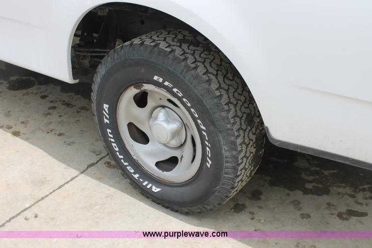 image for item H3578 2002 Ford F150 XL pickup truck