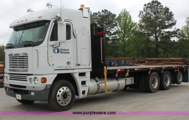 image for item H3579 2006 Freightliner Argosy flatbed truck
