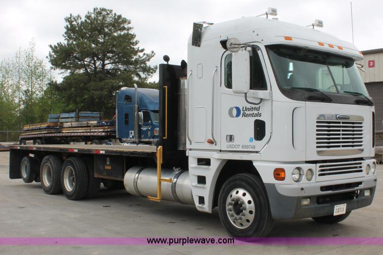 image for item H3579 2006 Freightliner Argosy flatbed truck