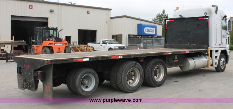 image for item H3579 2006 Freightliner Argosy flatbed truck