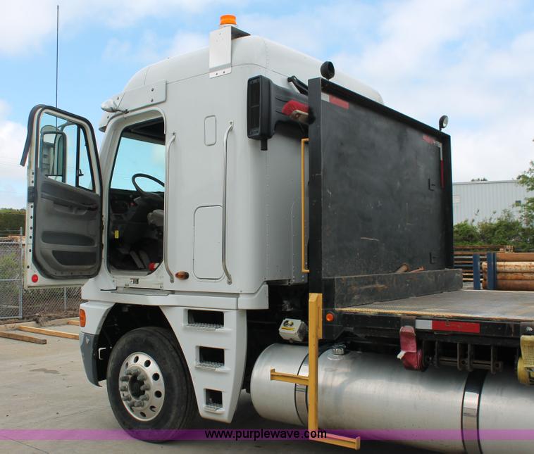 image for item H3579 2006 Freightliner Argosy flatbed truck