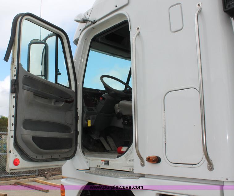 image for item H3579 2006 Freightliner Argosy flatbed truck