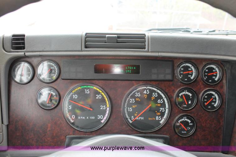 image for item H3579 2006 Freightliner Argosy flatbed truck