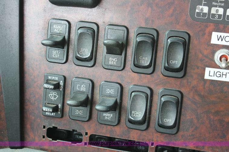 image for item H3579 2006 Freightliner Argosy flatbed truck