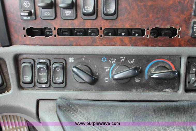 image for item H3579 2006 Freightliner Argosy flatbed truck