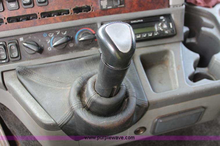 image for item H3579 2006 Freightliner Argosy flatbed truck