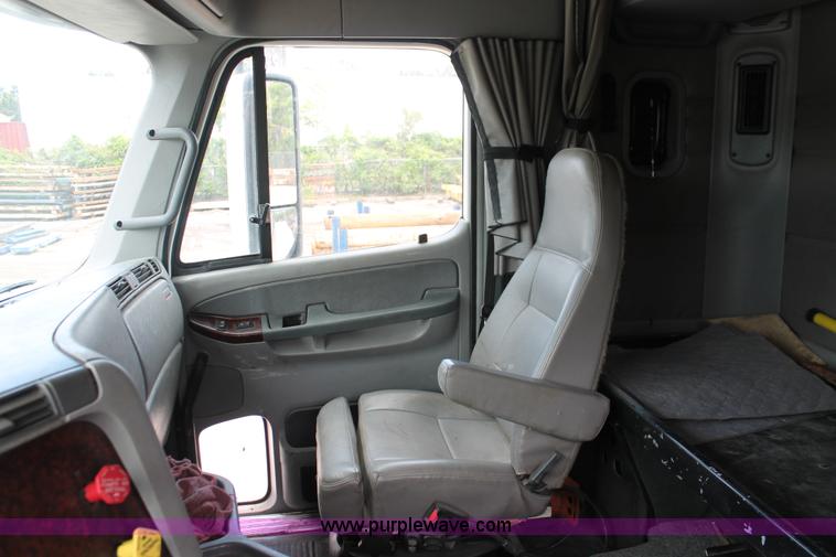 image for item H3579 2006 Freightliner Argosy flatbed truck