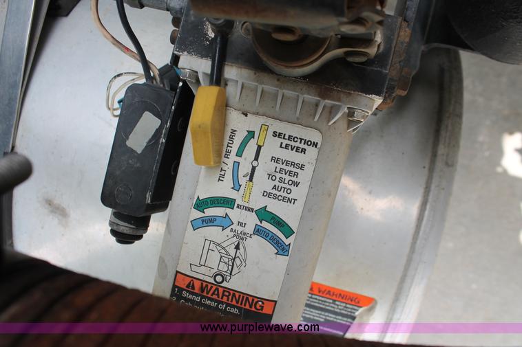 image for item H3579 2006 Freightliner Argosy flatbed truck