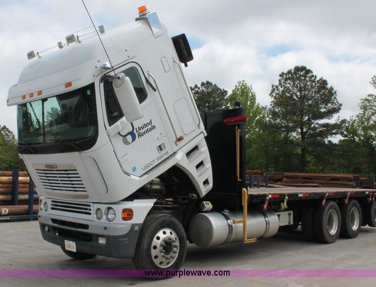 image for item H3579 2006 Freightliner Argosy flatbed truck