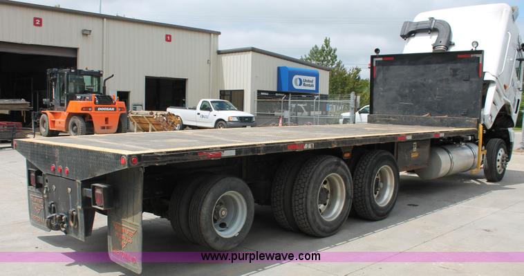 image for item H3579 2006 Freightliner Argosy flatbed truck