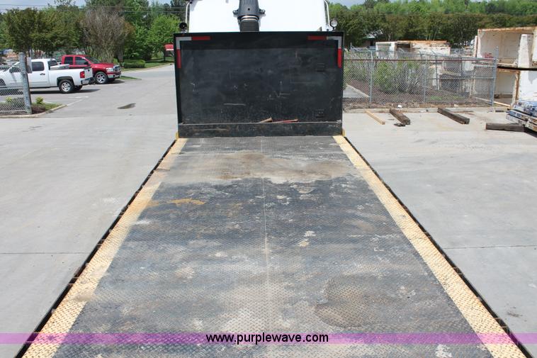 image for item H3579 2006 Freightliner Argosy flatbed truck