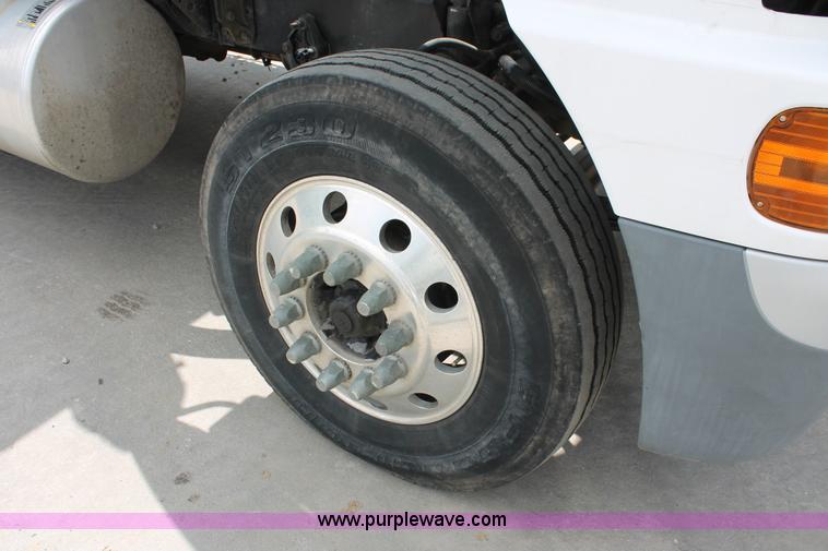 image for item H3579 2006 Freightliner Argosy flatbed truck