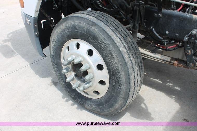 image for item H3579 2006 Freightliner Argosy flatbed truck