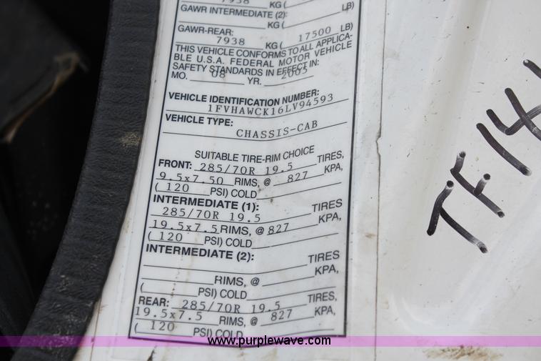 image for item H3579 2006 Freightliner Argosy flatbed truck