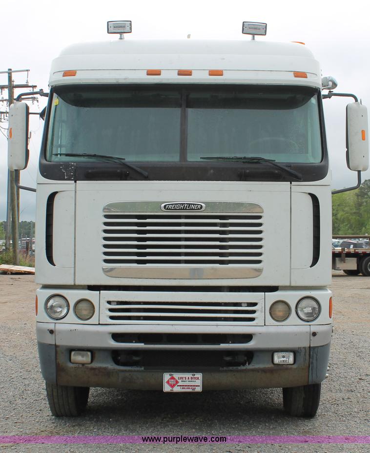 image for item H3581 2003 Freightliner Argosy flatbed truck