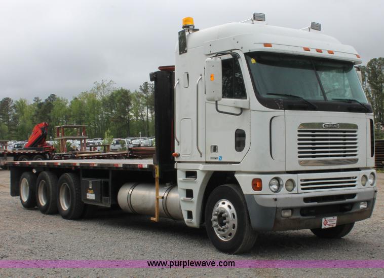 image for item H3581 2003 Freightliner Argosy flatbed truck