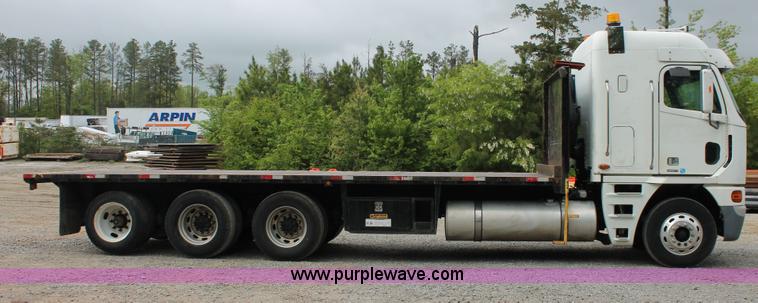 image for item H3581 2003 Freightliner Argosy flatbed truck