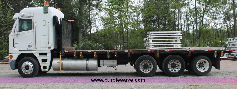 image for item H3581 2003 Freightliner Argosy flatbed truck