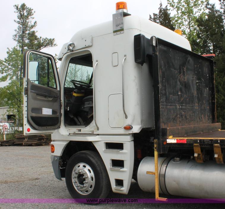 image for item H3581 2003 Freightliner Argosy flatbed truck