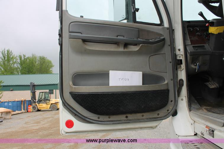 image for item H3581 2003 Freightliner Argosy flatbed truck