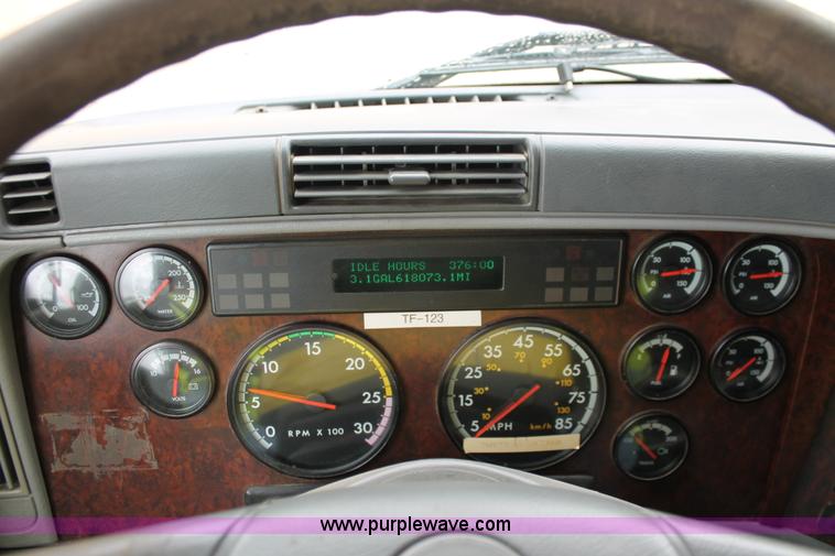 image for item H3581 2003 Freightliner Argosy flatbed truck