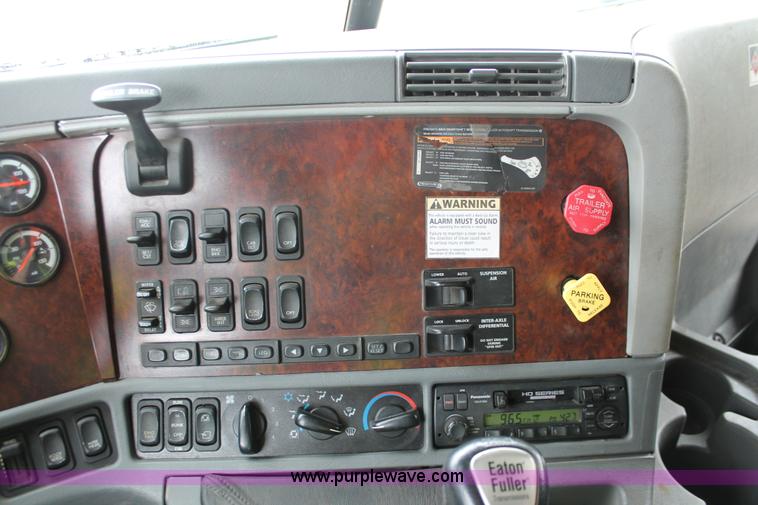 image for item H3581 2003 Freightliner Argosy flatbed truck