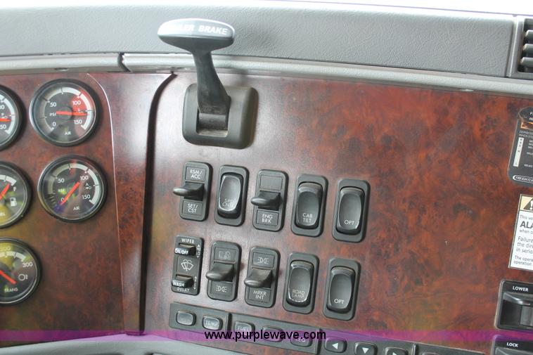 image for item H3581 2003 Freightliner Argosy flatbed truck