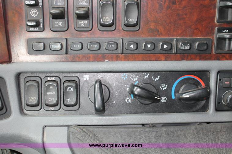 image for item H3581 2003 Freightliner Argosy flatbed truck