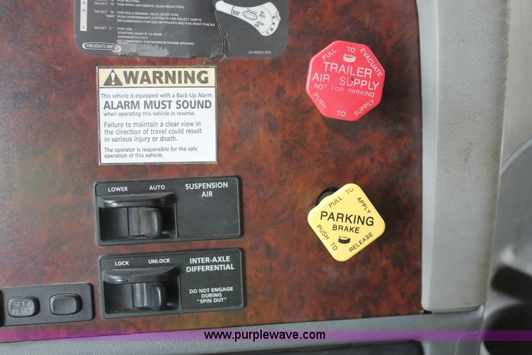 image for item H3581 2003 Freightliner Argosy flatbed truck