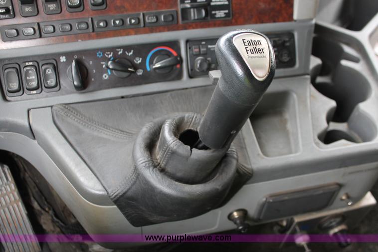 image for item H3581 2003 Freightliner Argosy flatbed truck