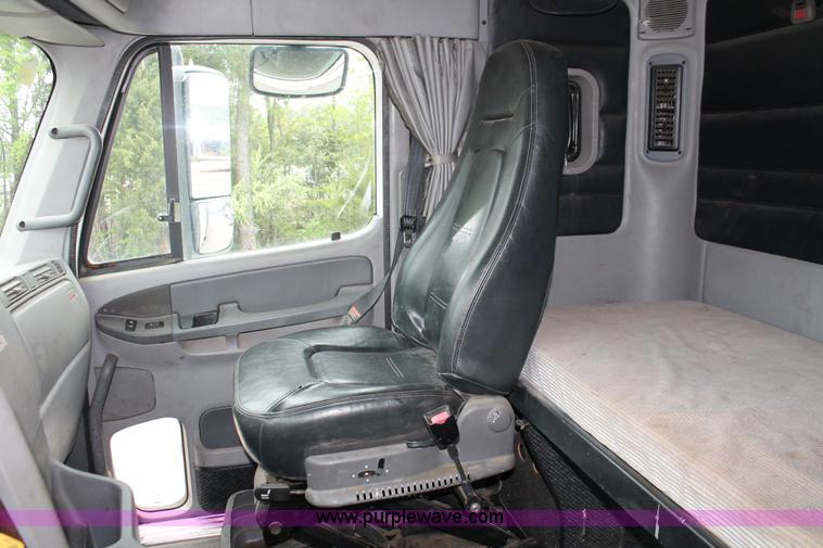 image for item H3581 2003 Freightliner Argosy flatbed truck