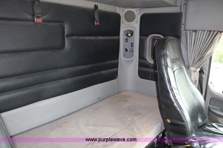 image for item H3581 2003 Freightliner Argosy flatbed truck